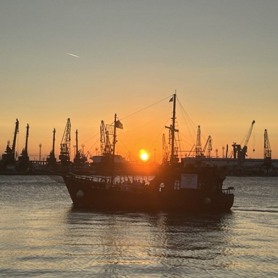 Подарете си една необикновена морска разходка за двама с кораб край Варна от Makaroon