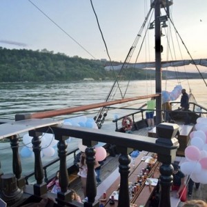 В прегръдката на морето: Разходка по избор с кораб за двама край Варна