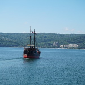 В прегръдката на морето: Разходка по избор с кораб за двама край Варна