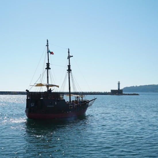 Подарете си една необикновена морска разходка за двама с кораб край Варна от Makaroon