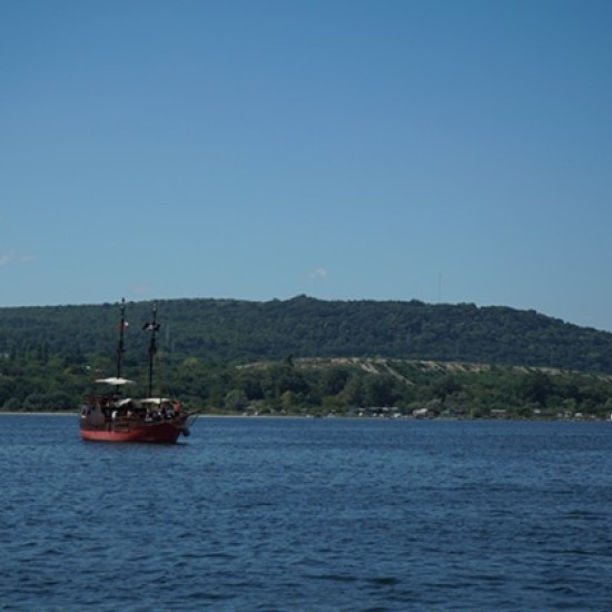 Подарете си една необикновена морска разходка за двама с кораб край Варна от Makaroon