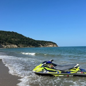 На гребена на вълната с Каране на джет за един или двама във Варна - 10 мин. На гребена на вълната с Каране на джет за един или двама във Варна - 10 мин.