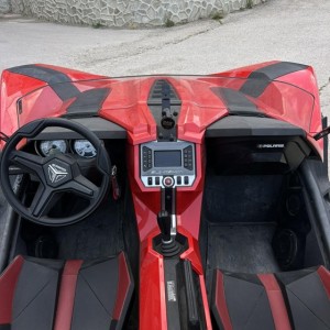 Приключение за супергерои: 1 час разходка със сюрреалистичния автомобил на три гуми Polaris Slingshot във Варна  