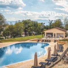 Нощувка през уикенд във "Вила Синтика" – преживяване с вкус и аромат на вино