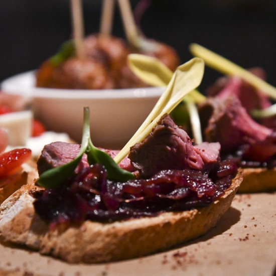 Опитайте една вкусна испанска традиция с „Дегустационна вечеря" във Vino & Tapas от Makaroon Опитайте една вкусна испанска традиция с „Дегустационна вечеря" във Vino & Tapas от Makaroon