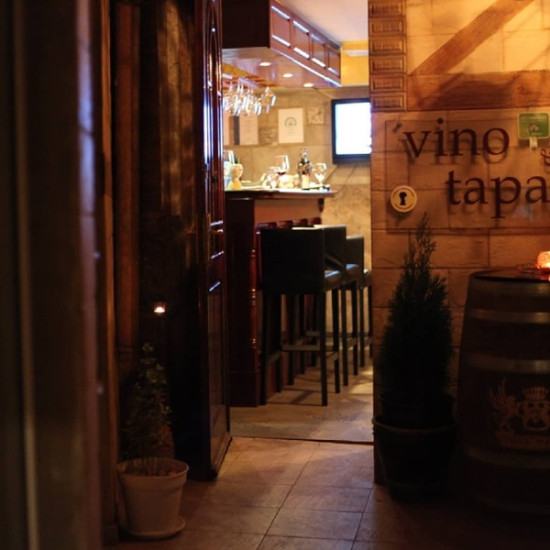 Опитайте една вкусна испанска традиция с „Дегустационна вечеря" във Vino & Tapas от Makaroon