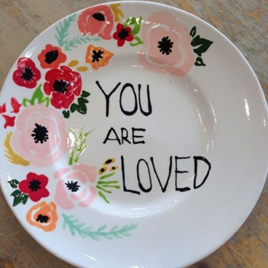 Потопете се в атмосфера на вдъхновение и творчество с Рисуване на порцелан за двама от Makaroon