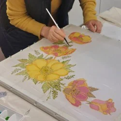 Рисуване върху копринено фишу – арт ателие за творчески любители Рисуване върху копринено фишу – арт ателие за творчески любители