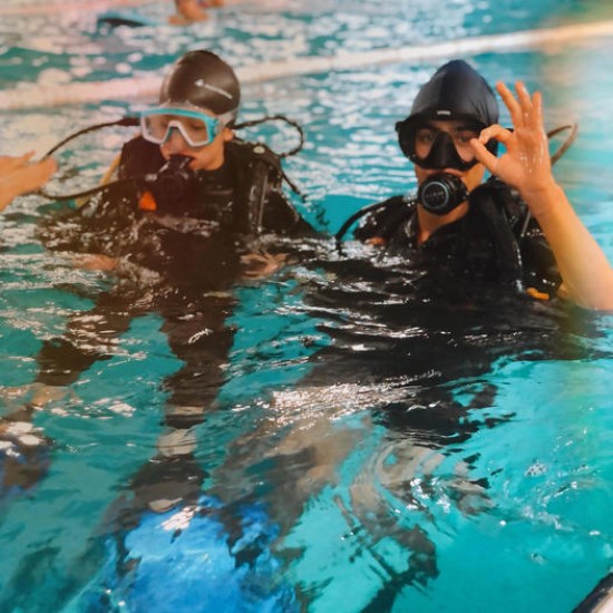 Разберете основите на гмуркането с ''Discover Scuba Diving в закрит басейн в София'' от Makaroon