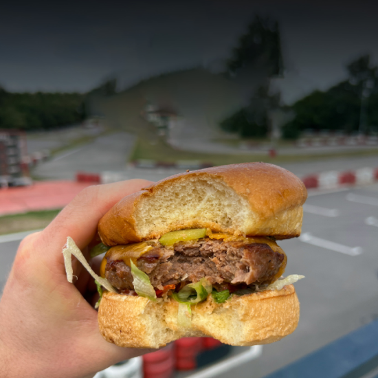 Картинг и хапване за двама – преживяване с привкус на адреналин от Макароон