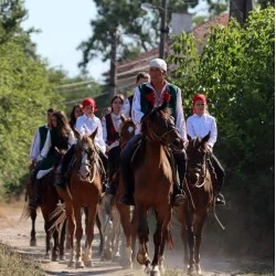 Конна езда + обяд или вечеря в юрта в конен двор Странник, Карлово 