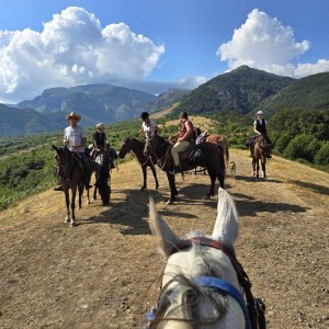 Конна езда + обяд или вечеря в юрта в конен двор Странник, Карлово 