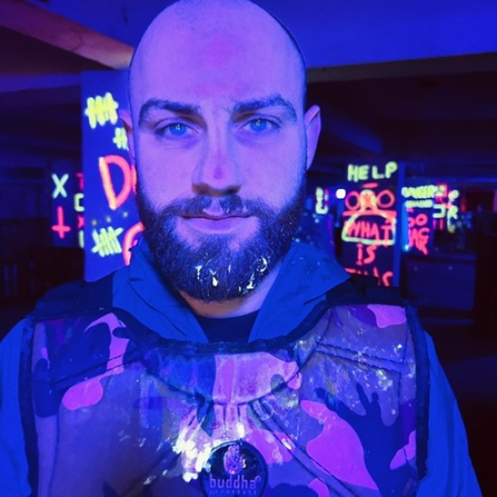 Екшън, цветове и стрелба с Пейнтбол за 4 души в единствената UV арена в България от Makaroon