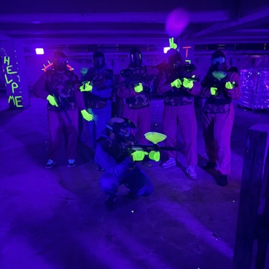 Екшън, цветове и стрелба с Пейнтбол за 4 души в единствената UV арена в България от Makaroon