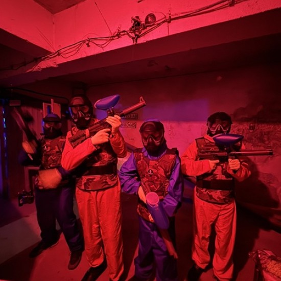 Екшън, цветове и стрелба с Пейнтбол за 4 души в единствената UV арена в България от Makaroon