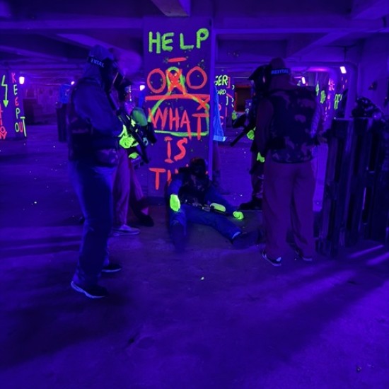 Екшън, цветове и стрелба с Пейнтбол за 4 души в единствената UV арена в България от Makaroon