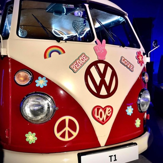 Treat yourself to a romantic experience with a ride in a retro bus + a picnic for two from Makaroon