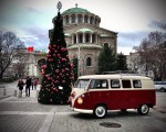 Treat yourself to a romantic experience with a ride in a retro bus + a picnic for two from Makaroon