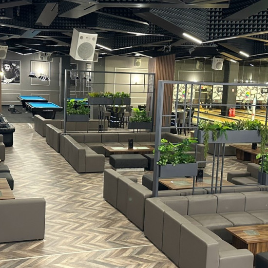 Направете страйк с "Боулинг за двама с 2 коктейла" от Makaroon