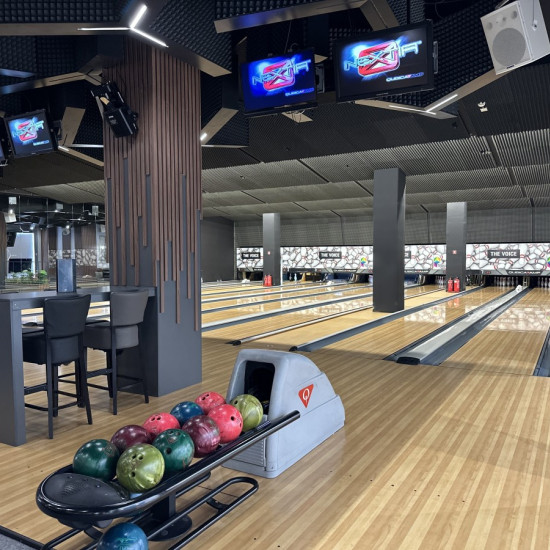 Направете страйк с "Боулинг за двама с 2 коктейла" от Makaroon