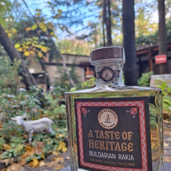 Изживяване за ценители - Златен билет за Музея на ракията с дегустации на 3 отлежали ракии + подарък от Makaroon Изживяване за ценители - Златен билет за Музея на ракията с дегустации на 3 отлежали ракии + подарък от Makaroon