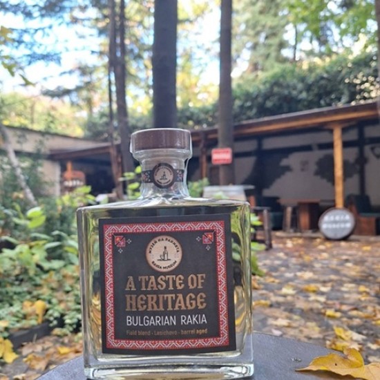 Изживяване за ценители - Златен билет за Музея на ракията с дегустации на 3 отлежали ракии + подарък от Makaroon Изживяване за ценители - Златен билет за Музея на ракията с дегустации на 3 отлежали ракии + подарък от Makaroon