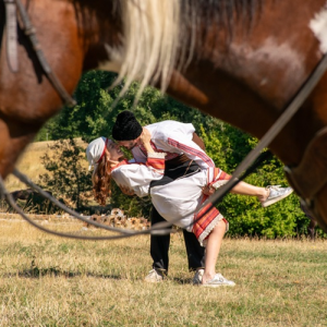 Фотосесия с коне и български народни носии за до 2-ма човека в Ранчо Аврора, с. Заселе, община Своге