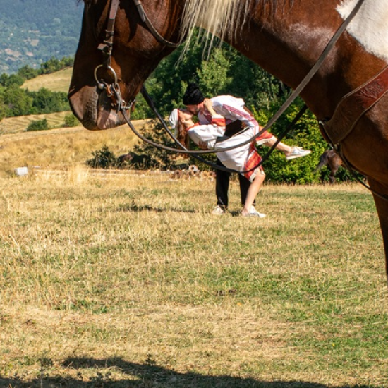 Сред природа и коне - Фотосесия с коне и български народни носии в Ранчо Аврора от Makaroon