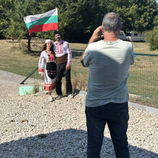 Сред природа и коне - Фотосесия с коне и български народни носии в Ранчо Аврора от Makaroon