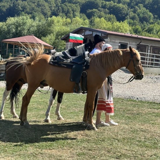 Сред природа и коне - Фотосесия с коне и български народни носии в Ранчо Аврора от Makaroon