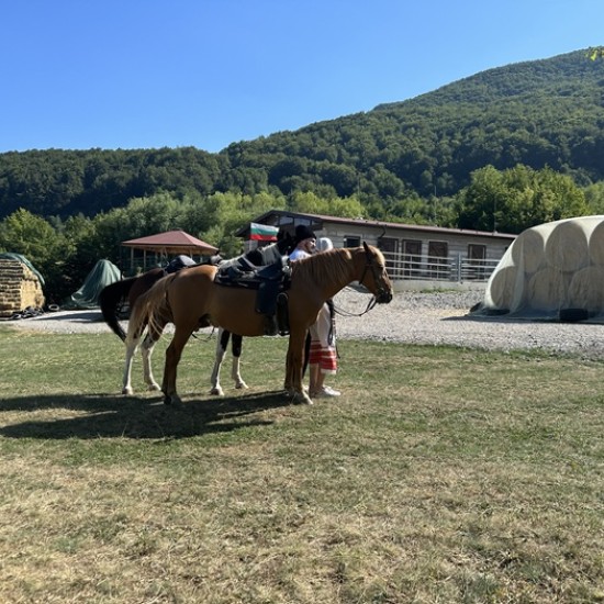 Сред природа и коне - Фотосесия с коне и български народни носии в Ранчо Аврора от Makaroon