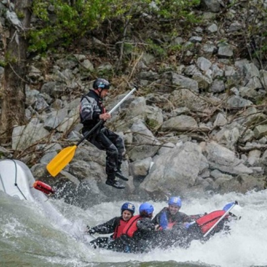 Подарете си ден, пълен с приключения с Рафтинг, каньонинг и въжен тролей на река Струма от Makaroon