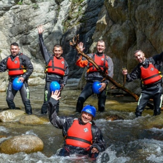 Подарете си ден, пълен с приключения с Рафтинг, каньонинг и въжен тролей на река Струма от Makaroon