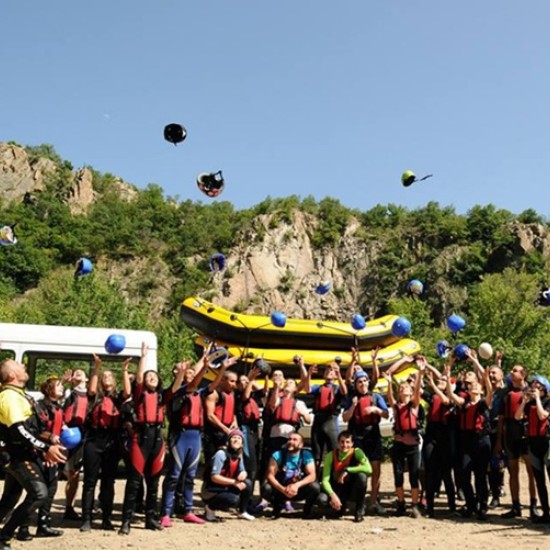 Подарете си ден, пълен с приключения с Рафтинг, каньонинг и въжен тролей на река Струма от Makaroon