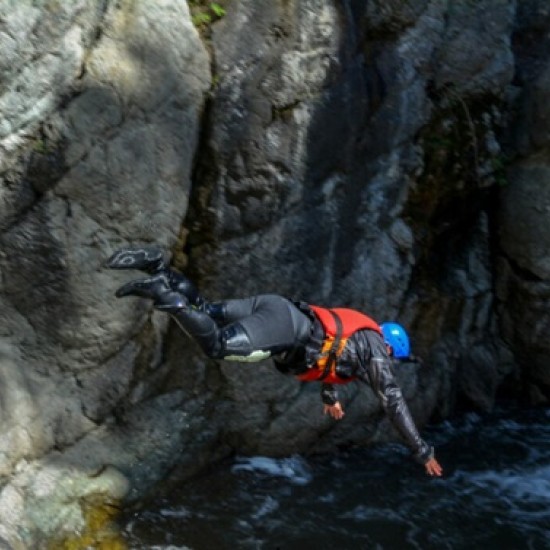 Подарете си ден, пълен с приключения с Рафтинг, каньонинг и въжен тролей на река Струма от Makaroon