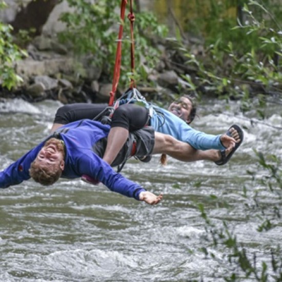 Подарете си ден, пълен с приключения с Рафтинг, каньонинг и въжен тролей на река Струма от Makaroon