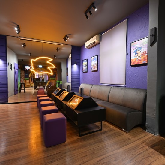 Носталгия и забавление с Ретро Гейминг бар с 2 коктейла и 2 безалкохолни напитки от Makaroon