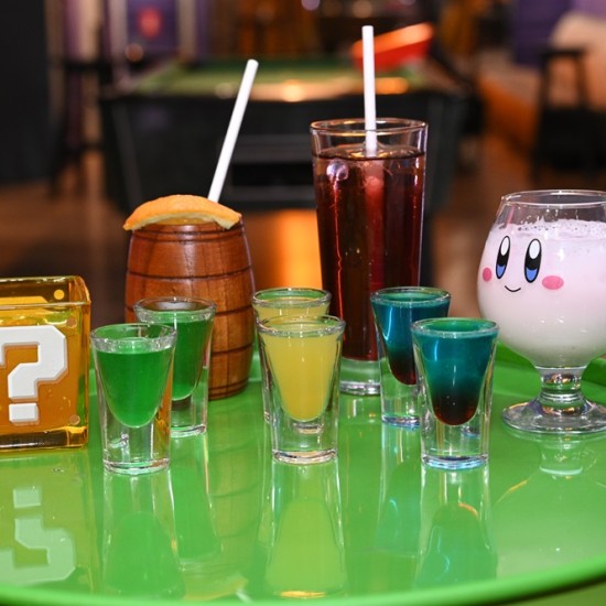 Носталгия и забавление с Ретро Гейминг бар с 2 коктейла и 2 безалкохолни напитки от Makaroon