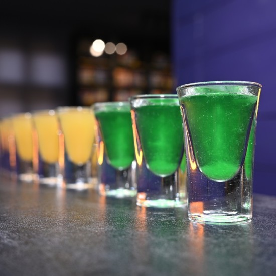 Носталгия и забавление с Ретро Гейминг бар с 2 коктейла и 2 безалкохолни напитки от Makaroon