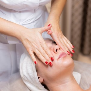 Специален арома пакет – грижа с арома масаж + масаж и маска на лице във Варна