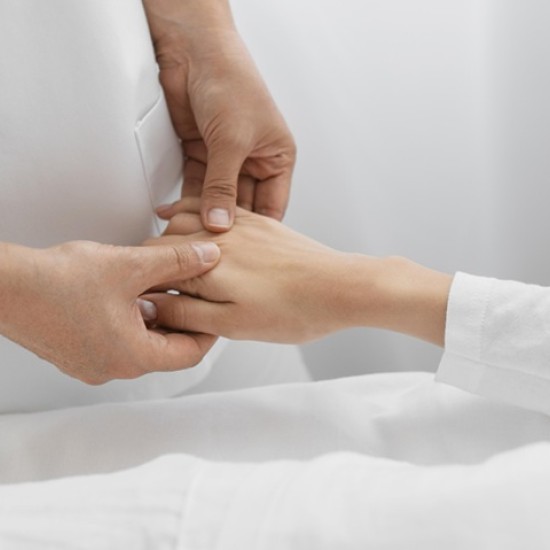 Подарете си един необикновен и много специален ритуал за ръце - Златен допир във Варна - от Makaroon