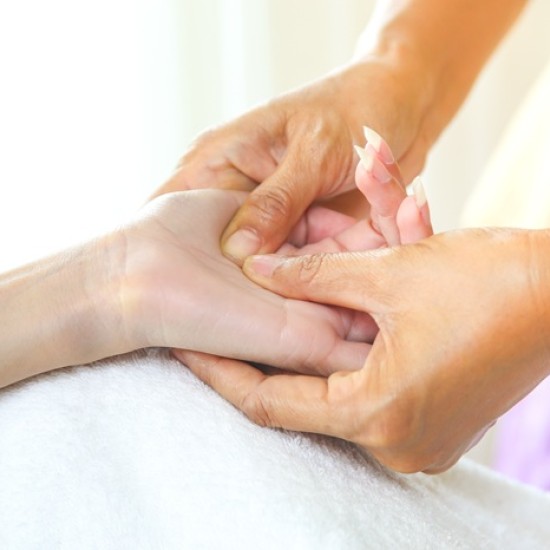 Подарете си един необикновен и много специален ритуал за ръце - Златен допир във Варна - от Makaroon