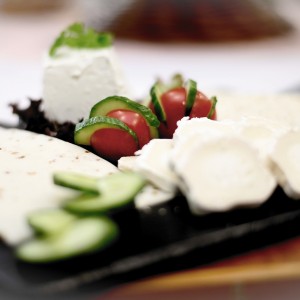 Дегустация на 3 вида магарешко сирене и вино за двама в с. Виница, Пловдив Дегустация на 3 вида магарешко сирене и вино за двама в с. Виница, Пловдив