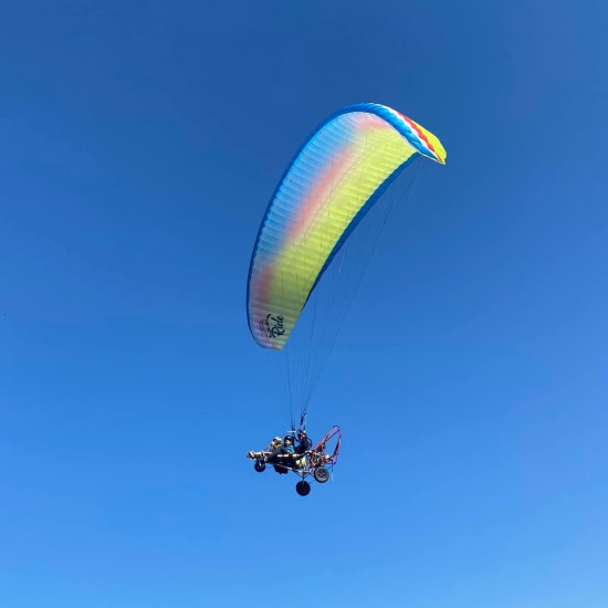 Полет с паратрайк край Правец от Макароон