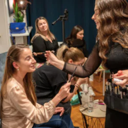 Подарете си грижа и красота с "Грим и вино в София" Подарете си грижа и красота с "Грим и вино в София"