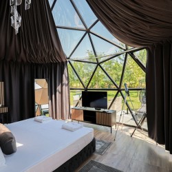 Романтика под звездите с Нощувка със закуска за двама в Стъклен купол в Хидропарк Вятърните мелници - делник