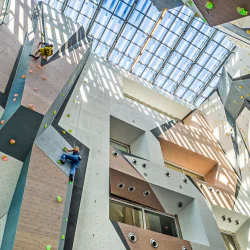 Тренировка горна осигуровка за двама начинаещи в Momentum Indoor Climbing Тренировка горна осигуровка за двама начинаещи в Momentum Indoor Climbing