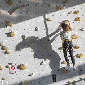 Тренировка горна осигуровка за двама начинаещи в Momentum Indoor Climbing