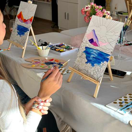 Миг изкуство с "Арт работилница за рисуване върху стъкло или платно в Пловдив" от Makaroon