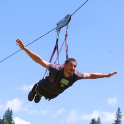 Свободно спускане по въже на алпийски тролей Zipline 400 в Чепеларе Свободно спускане по въже на алпийски тролей Zipline 400 в Чепеларе